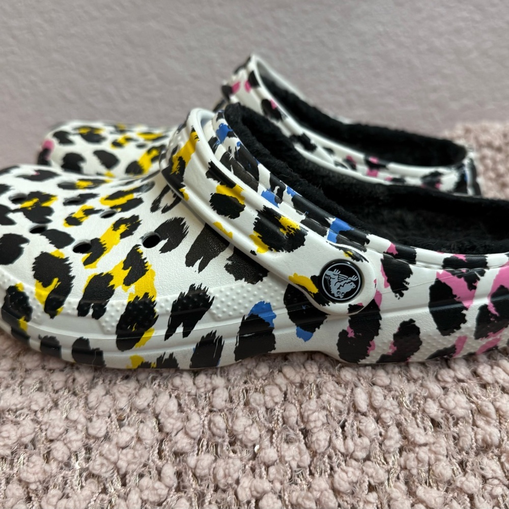 Women’s Rainbow Leopard Crocs, sz 8M - Picture 3 of 7